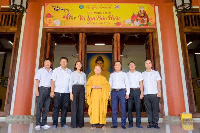 Phái đoàn đại diện Công an TP.HCM thăm Trưởng lão Hòa thượng Thích Thiện Nhơn - Ảnh: Đăng Huy