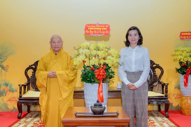 Bà Nguyễn Lê Hà chúc mừng Trưởng lão Hòa thượng Chủ tịch Hội đồng Trị sự - Ảnh: Đăng Huy