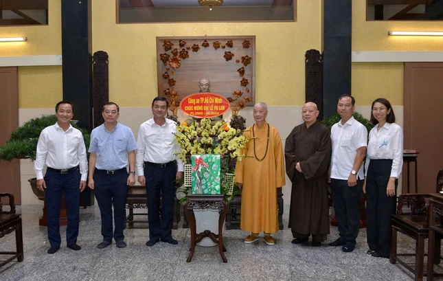 Phái đoàn lãnh đạo Công an TP.HCM chúc mừng Đại lễ Vu lan đến Đức Pháp chủ Giáo hội Phật giáo Việt Nam