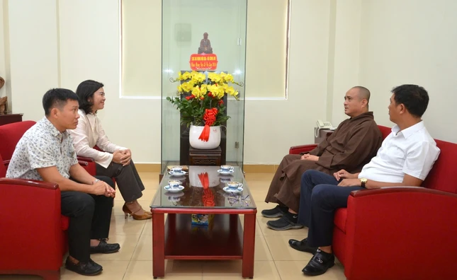 Tại trụ sở tòa soạn Báo Giác Ngộ, Thượng tọa Thích Tâm Hải, Tổng Biên tập tiếp bà Nguyễn Lê Hà và phái đoàn Cục An ninh nội địa - Bộ Công an đến thăm, chúc mừng nhân Đại lễ Vu lan PL.2568 (2024)