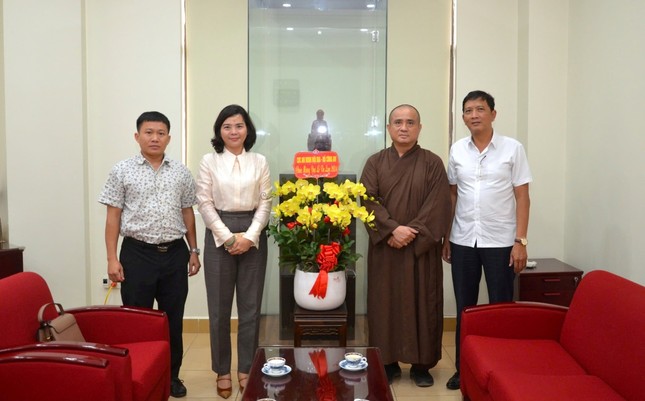 Phái đoàn Cục An ninh nội địa - Bộ Công an tặng hoa chúc mừng Báo Giác Ngộ nhân Đại lễ Vu lan PL.2568 (2024)