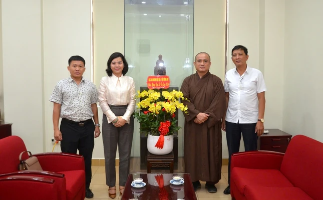 Phái đoàn Cục An ninh nội địa - Bộ Công an tặng hoa chúc mừng Báo Giác Ngộ nhân Đại lễ Vu lan PL.2568 (2024)