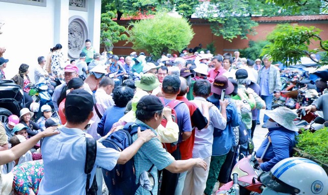 Bà con có hoàn cảnh khó khăn đến chùa nhận quà Vu lan