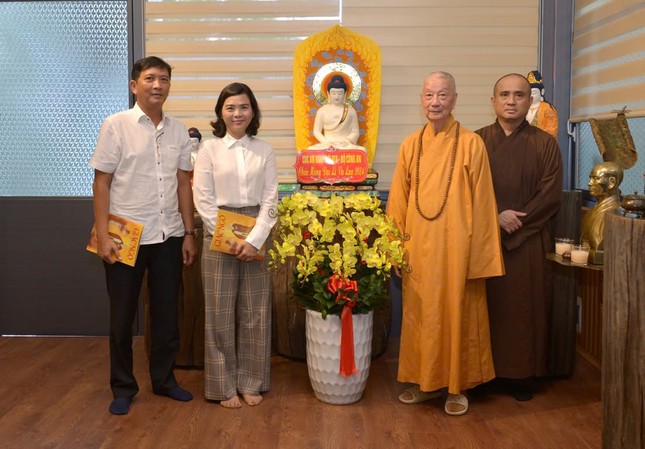 Bà Nguyễn Lê Hà đại diện trao tặng hoa chúc mừng của Trung tướng Phạm Ngọc Việt và Cục An ninh nội địa - Bộ Công an đến Đức Pháp chủ tại chùa Huê Nghiêm