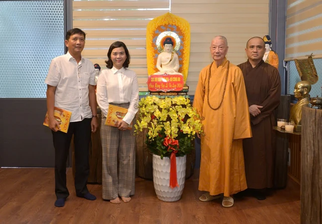 Bà Nguyễn Lê Hà đại diện trao tặng hoa chúc mừng của Trung tướng Phạm Ngọc Việt và Cục An ninh nội địa - Bộ Công an đến Đức Pháp chủ tại chùa Huê Nghiêm