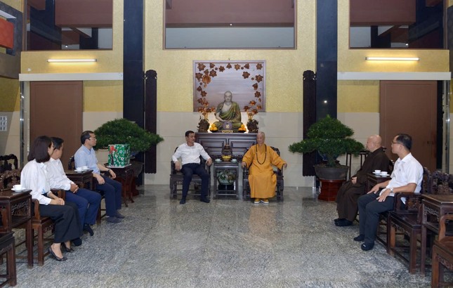 Đức Pháp chủ tiếp Trung tướng Lê Hồng Nam và phái đoàn lãnh đạo Công an TP.HCM tại chùa Huê Nghiêm - TP.Thủ Đức