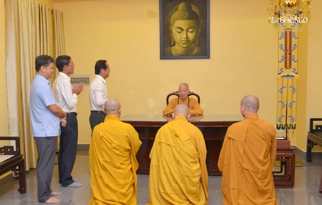 Ban Trị sự và lãnh đạo H.Hóc Môn với Đức Pháp chủ GHPGVN