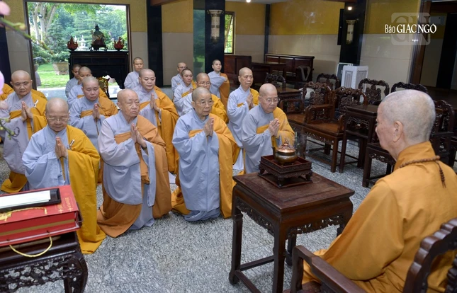 Chư Ni đón nhận lời giáo giới của Đức Pháp chủ GHPGVN Chư Ni đón nhận lời giáo giới của Đức Pháp chủ GHPGVN