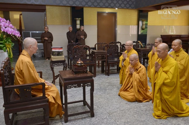 Hòa thượng Thích Hạnh Thể thay mặt Ban Trị sự GHPGVN tỉnh Ninh Thuận bạch trình Đức Pháp chủ về tình hình Phật giáo tỉnh nhà Hòa thượng Thích Hạnh Thể thay mặt Ban Trị sự GHPGVN tỉnh Ninh Thuận bạch trình Đức Pháp chủ về tình hình Phật giáo tỉnh nhà