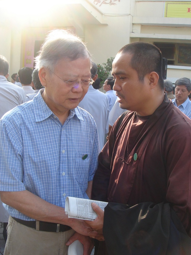 Giáo sư Cao Huy Thuần với Thầy Thích Tâm Hải - Ảnh: TTNT