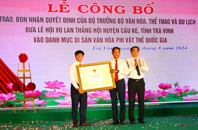 Thừa ủy quyền của Bộ trưởng Bộ Văn hóa, Thể thao và Du lịch, ông Nguyễn Quỳnh Thiện - Phó Chủ tịch UBND tỉnh Trà Vinh (bên phải) trao quyết định về việc đưa lễ Vu lan Thắng hội vào danh mục Di sản văn hóa phi vật thể quốc gia - Ảnh: Huỳnh Xây