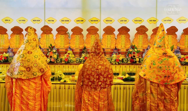 Chư Hòa thượng cầu nguyện trước linh vị 63 tỉnh thành