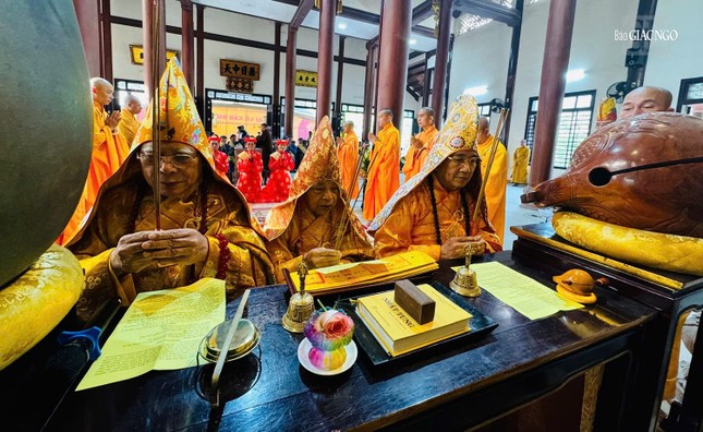 Chư vị giáo phẩm chứng minh