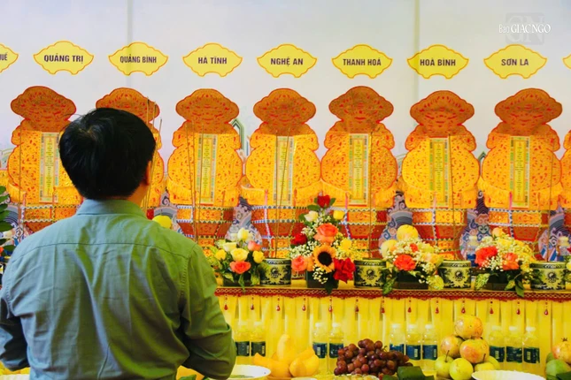Cầu nguyện trước các linh vị tổng đề các địa phương