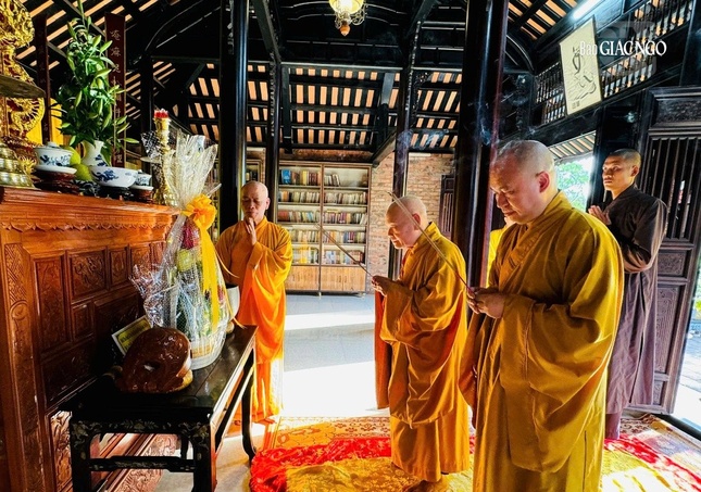 Tưởng niệm Giác linh Hòa thượng Thích Huệ Trí tại hậu đường tổ đình Kim Tiên