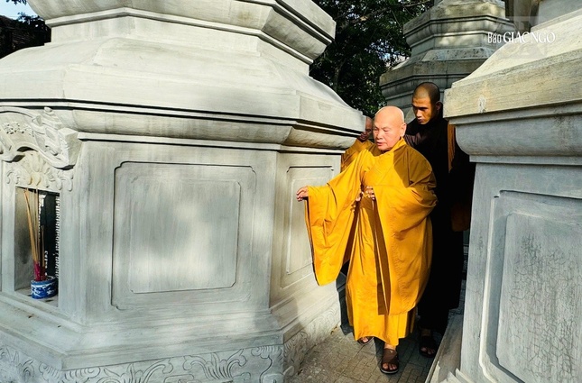 Trưởng lão Hòa thượng Thích Thiện Nhơn thăm bảo tháp Hòa thượng Thích Huệ Trí