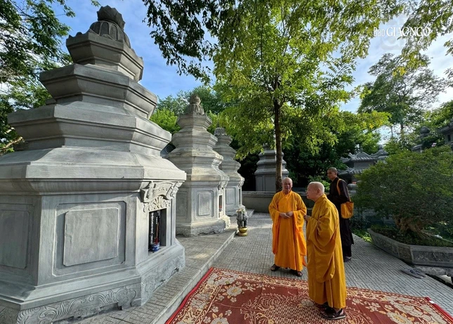 Trưởng lão Hòa thượng Chủ tịch Hội đồng Trị sự trước bảo tháp Hòa thượng Thích Huệ Trí tại vườn tháp chư Tổ sư trong khuôn viên tổ đình Kim Tiên ở cố đô Huế