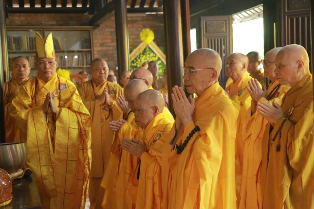 Chư Trưởng lão Hòa thượng hiện diện