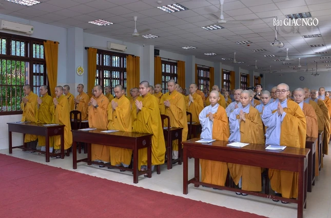 Toàn thể Tăng, Ni sinh y giáo phụng hành và lấy lời chỉ dạy của Đại lão Hòa thượng làm kim chỉ nam để tu học nội trú tại Học viện