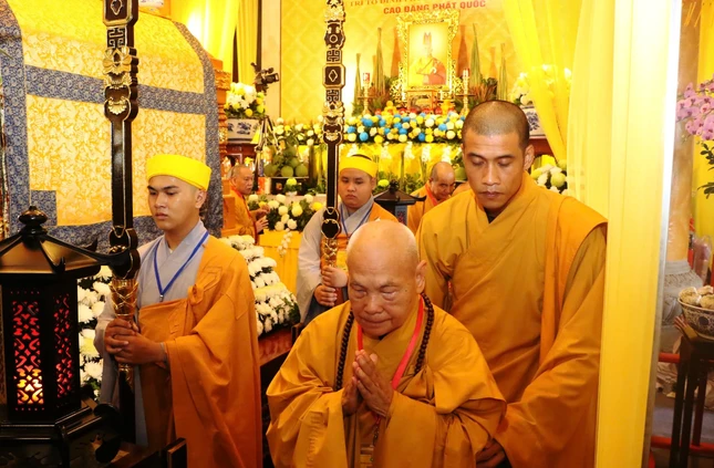 Hữu nhiễu kim quan tưởng niệm