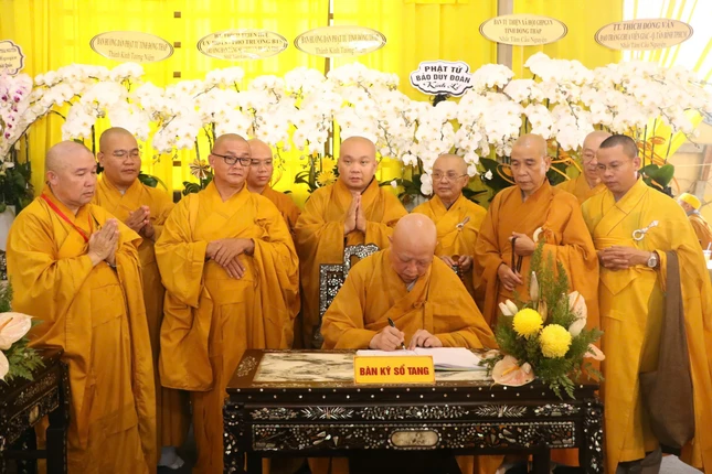 Hòa thượng Thích Lệ Trang ghi sổ tang lưu niệm