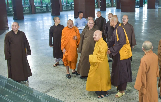 Trưởng lão Hoà thượng Chủ tịch Hội đồng Trị sự và chư tôn đức khảo sát hội trường chính, nơi diễn ra lễ khai mạc và bế mạc, đang được thi công điều chỉnh bảo đảm cho Đại lễ Vesak Liên Hiệp Quốc 2025 do GHPGVN đăng cai tổ chức tại TP.HCM Trưởng lão Hoà thượng Chủ tịch Hội đồng Trị sự và chư tôn đức khảo sát hội trường chính, nơi diễn ra lễ khai mạc và bế mạc, đang được thi công điều chỉnh bảo đảm cho Đại lễ Vesak Liên Hiệp Quốc 2025 do GHPGVN đăng cai tổ chức tại TP.HCM