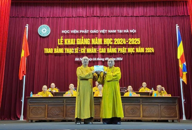Hòa thượng Thích Thanh Đạt đại diện Học viện Phật giáo VN tại Hà Nội đón nhận quà của Đức Pháp chủ GHPGVN - Đại lão Hòa thượng Thích Trí Quảng nhằm ổn định đời sống tu học cho Tăng Ni sinh viên nội trú tại Học viện Hòa thượng Thích Thanh Đạt đại diện Học viện Phật giáo VN tại Hà Nội đón nhận quà của Đức Pháp chủ GHPGVN - Đại lão Hòa thượng Thích Trí Quảng nhằm ổn định đời sống tu học cho Tăng Ni sinh viên nội trú tại Học viện