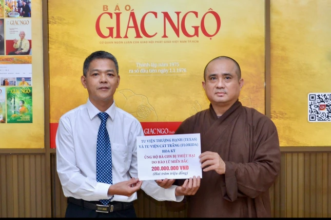 Thượng tọa Thích Tâm Hải đại diện Báo và Ban Từ thiện xã hội Báo Giác Ngộ tiếp nhận số tiền 200 triệu đồng của tu viện Thượng Hạnh và tu viện Cát Trắng (Hoa Kỳ) ủng hộ bà con bị thiệt hại do bão lũ ở các tỉnh miền Bắc - Ảnh: Bảo Toàn Thượng tọa Thích Tâm Hải đại diện Báo và Ban Từ thiện xã hội Báo Giác Ngộ tiếp nhận số tiền 200 triệu đồng của tu viện Thượng Hạnh và tu viện Cát Trắng (Hoa Kỳ) ủng hộ bà con bị thiệt hại do bão lũ ở các tỉnh miền Bắc - Ảnh: Bảo Toàn