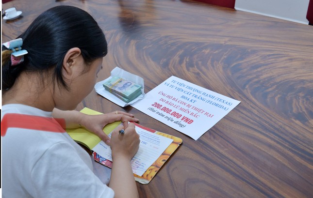 Nhân viên văn phòng Ban Từ thiện xã hội Báo Giác Ngộ ghi nhận tịnh tài đóng góp cho chương trình ủng hộ đồng bào bị thiệt hại do bão lũ ở các tỉnh miền Bắc - Ảnh: Bảo Toàn Nhân viên văn phòng Ban Từ thiện xã hội Báo Giác Ngộ ghi nhận tịnh tài đóng góp cho chương trình ủng hộ đồng bào bị thiệt hại do bão lũ ở các tỉnh miền Bắc - Ảnh: Bảo Toàn