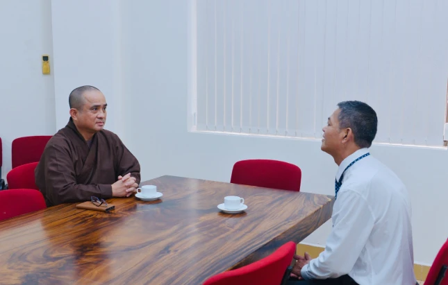 Phật tử Quang Cảnh Thọ đại diện Thượng tọa Thích Tâm Thiện cùng Phật tử tu viện Thượng Hạnh và tu viện Cát Trắng đến làm việc tại Báo Giác Ngộ - Ảnh: Bảo Toàn Phật tử Quang Cảnh Thọ đại diện Thượng tọa Thích Tâm Thiện cùng Phật tử tu viện Thượng Hạnh và tu viện Cát Trắng đến làm việc tại Báo Giác Ngộ - Ảnh: Bảo Toàn