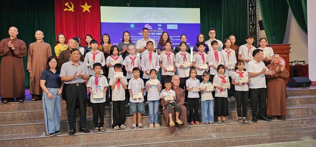 Trao 20 phần học bổng đến các em học sinh có hoàn cảnh khó khăn tại ATK Trao 20 phần học bổng đến các em học sinh có hoàn cảnh khó khăn tại ATK