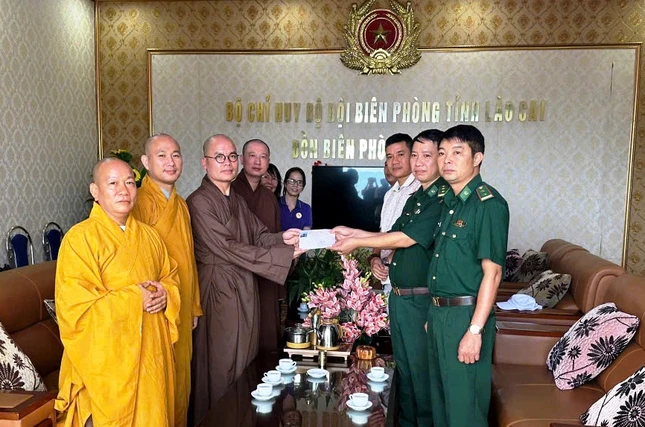 Thăm và tặng quà tại đồn biên phòng Si Ma Cai Thăm và tặng quà tại đồn biên phòng Si Ma Cai