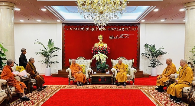 Đón tiếp trọng thị Hòa thượng Chủ tịch ICDV tại sân bay quốc tế Tân Sơn Nhất, TP.HCM