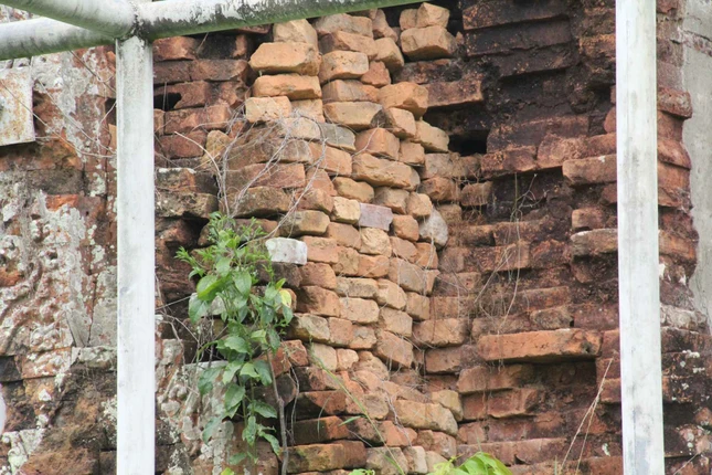 Gạch vữa tháp Sáng bị rơi rớt do xuống cấp Gạch vữa tháp Sáng bị rơi rớt do xuống cấp