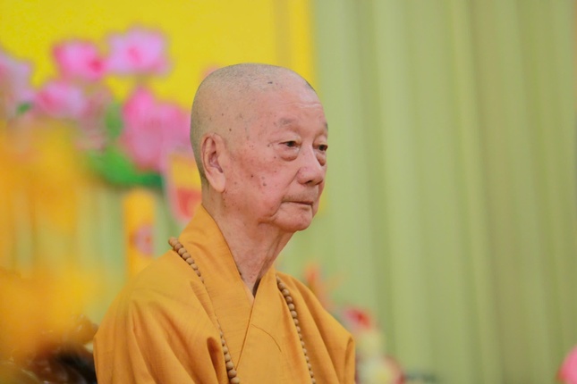 Đức Pháp chủ chia sẻ sự quan tâm và ý chí thống nhất của chư vị Trưởng lão Hội đồng Chứng minh về việc cần thiết định lại một cách căn bản điều kiện độ người xuất gia, truyền thọ giới pháp trong thẩm quyền của GHPGVN