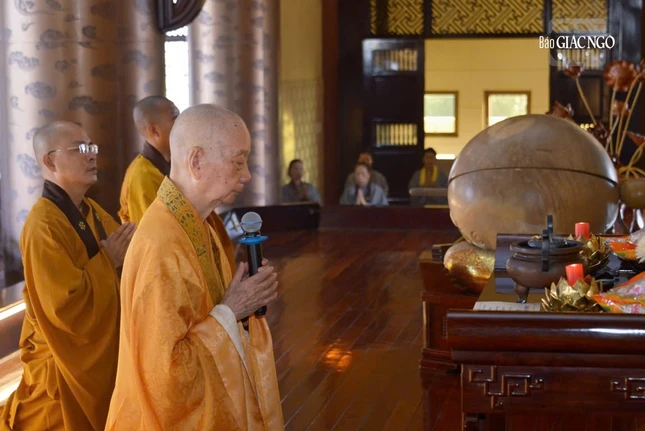 Đại lão Hòa thượng phương trượng chùa Huê Nghiêm thân lâm bạch Phật và hướng dẫn