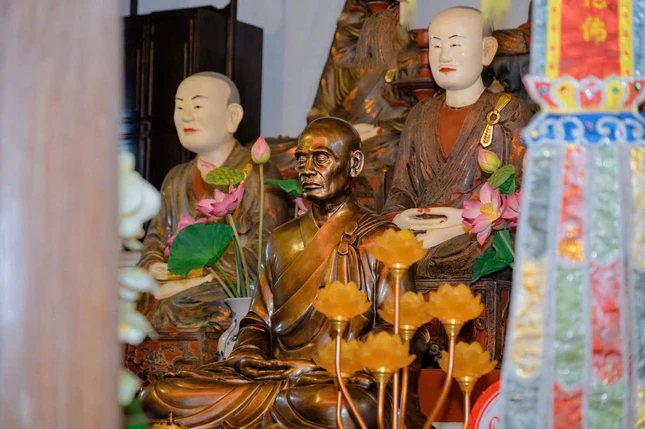 Tôn tượng Đức Đệ tam Pháp chủ - Đại lão Hòa thượng Thích Phổ Tuệ tại Tổ đường Viên Minh