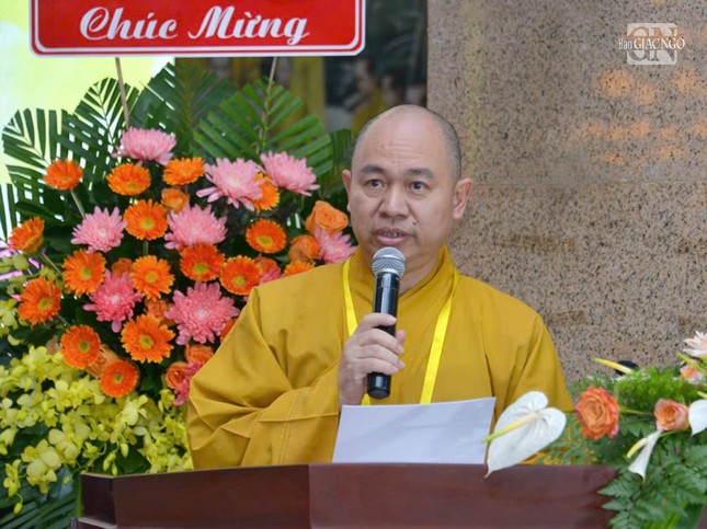 Thượng tọa Thích Đức Thiện thay mặt Ban Thường trực Hội đồng Trị sự phát biểu tại buổi lễ