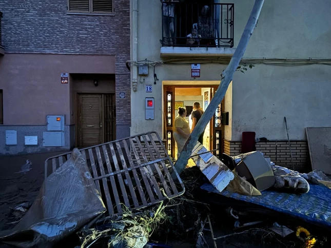 Thời tiết khắc nghiệt là kết quả của "gota fría" (nghĩa đen là "giọt lạnh") - thuật ngữ được sử dụng ở Tây Ban Nha để mô tả sự sụt giảm đột ngột về nhiệt độ dọc theo bờ biển phía đông do luồng không khí cực lạnh tràn đến. Trận lũ này là tồi tệ nhất ở Valencia trong thế kỷ 21, tương đương với đợt mưa lũ xảy ra vào năm 1987 và 1982, theo đánh giá ban đầu do Cơ quan Khí tượng Nhà nước Aemet cung cấp trên X.