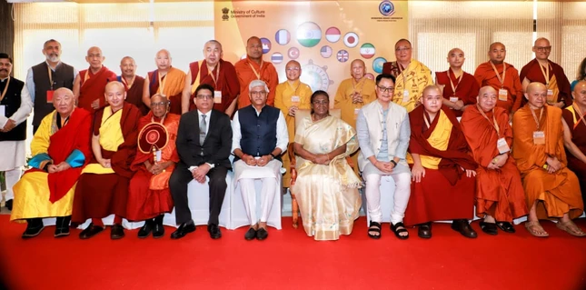 Tổng thống Ấn Độ với đại biểu danh dự, phái đoàn GHPGVN do Hòa thượng Thích Thiện Tâm dẫn đầu - Ảnh: IBC Tổng thống Ấn Độ với đại biểu danh dự, phái đoàn GHPGVN do Hòa thượng Thích Thiện Tâm dẫn đầu - Ảnh: IBC