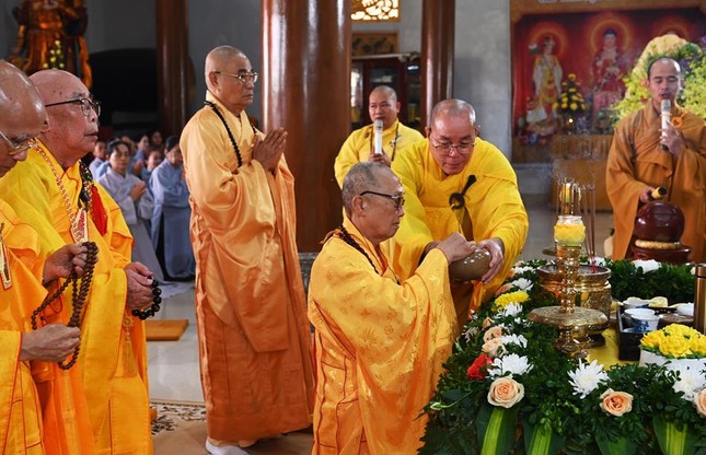 Hòa thượng Thích Tánh Nhiếp dâng phạn thực cúng dường - Ảnh: Phúc Thịnh