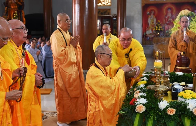 Hòa thượng Thích Tánh Nhiếp dâng phạn thực cúng dường - Ảnh: Phúc Thịnh Hòa thượng Thích Tánh Nhiếp dâng phạn thực cúng dường - Ảnh: Phúc Thịnh