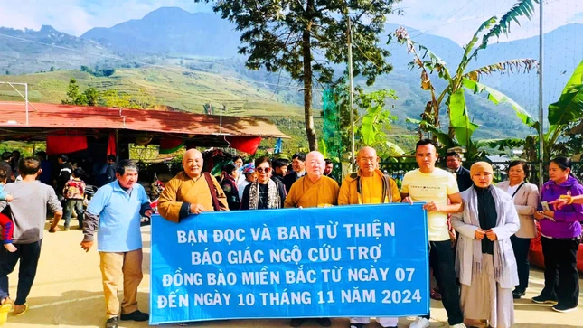 Phái đoàn Ban Từ thiện xã hội Báo Giác Ngộ trực tiếp trao tiền ủng hộ của chư Tăng Ni, Phật tử và bạn đọc trong cũng như ngoài nước đóng góp đến bà con bị thiệt hại do bão lũ ở miền Bắc Phái đoàn Ban Từ thiện xã hội Báo Giác Ngộ trực tiếp trao tiền ủng hộ của chư Tăng Ni, Phật tử và bạn đọc trong cũng như ngoài nước đóng góp đến bà con bị thiệt hại do bão lũ ở miền Bắc