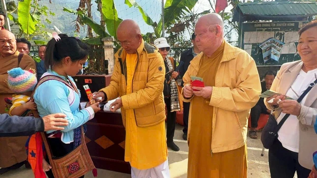 Trao tiền ủng hộ của bạn đọc đến bà con ở Lào Cai Trao tiền ủng hộ của bạn đọc đến bà con ở Lào Cai