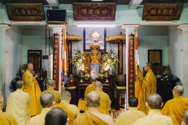 Lễ tưởng niệm theo nghi thức thiền môn - Ảnh: Phùng Anh Quốc