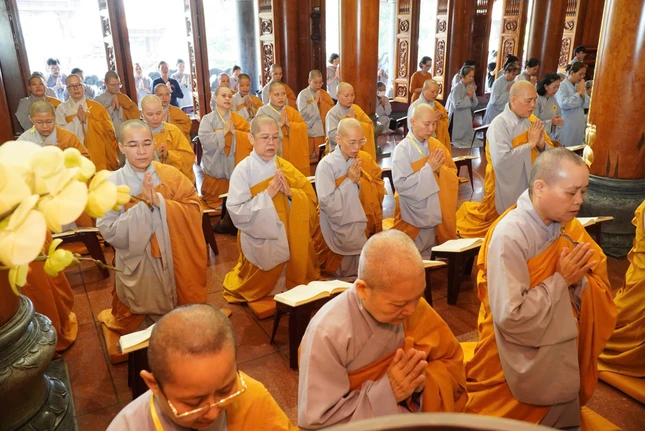 Chư Ni thành kính tưởng niệm