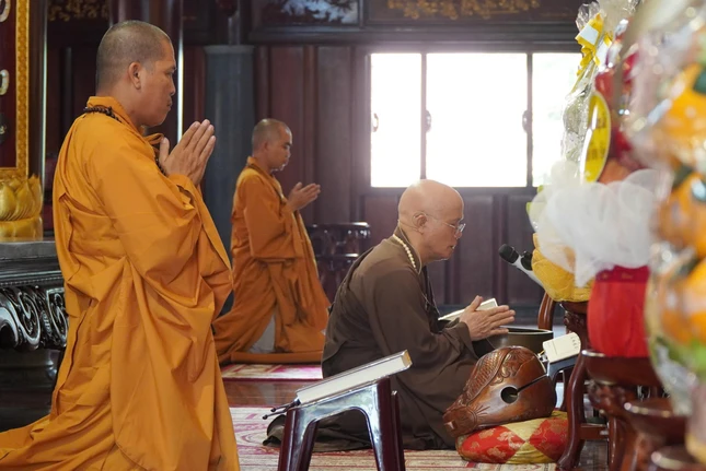 Thượng tọa Thích Giác Dũng chủ sự nghi thức cúng Tổ truyền thống tại Tổ đường