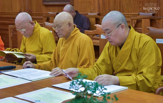 Hiện Ban Thường trực Hội đồng Chứng minh có Trưởng lão Hòa thượng Chủ tịch và nhị vị Phó Chủ tịch Thường trực Hội đồng Trị sự