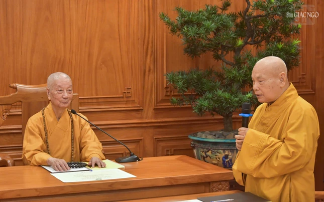 Trưởng lão Hòa thượng Thích Thiện Nhơn, giải trình Ban Thường trực Hội đồng Chứng minh về việc Hội đồng Trị sự tiến hành triển khai thực hiện tổ chức Đại giới đàn theo khu vực trên cả nước