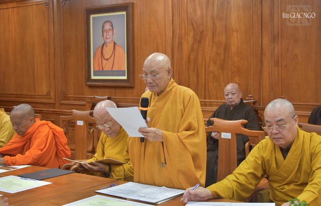 Trưởng lão Hòa thượng Thích Minh Thông đọc tờ trình của Ban Thư ký về việc tấn phong giáo phẩm năm 2024